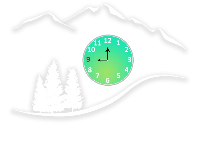 Logo Allenovesenonpiove: orologio con il 9 in rosso tra montagne e abeti